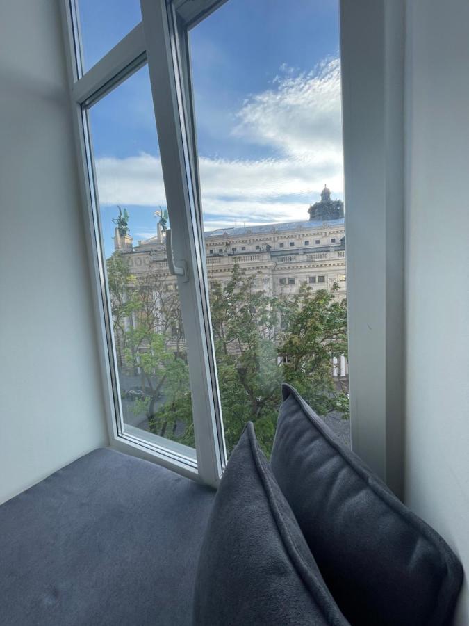 Apartment With The View Of The Opera House Lviv Ngoại thất bức ảnh